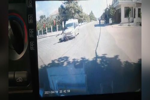 Nam thanh niên lái xe máy qua ngã tư bị ô tô tông văng ra đường