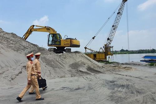 Lập biên bản xử lý 7 bến tập kết vật liệu xây dựng ven sông Hồng không phép