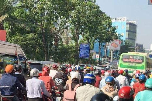 Ngày đầu đi làm sau nghỉ lễ, người Sài Gòn bị trễ giờ vì kẹt xe quá kinh khủng