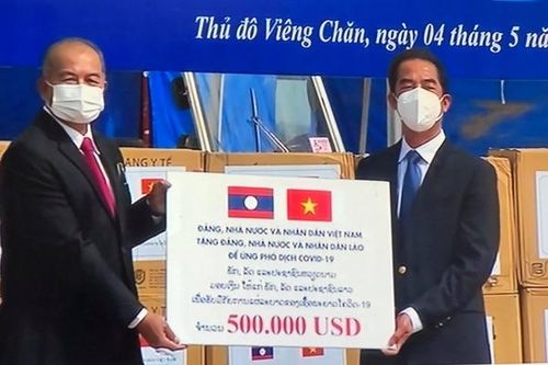 Việt Nam trao tặng 500.000 USD và vật tư, thiết bị y tế hỗ trợ Lào ứng phó dịch COVID-19