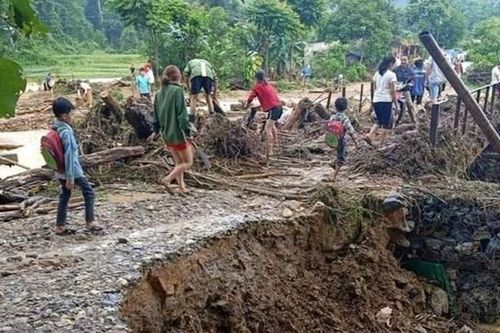 Cầu sạt lở, nhà dân bị ngập sau trận mưa lớn