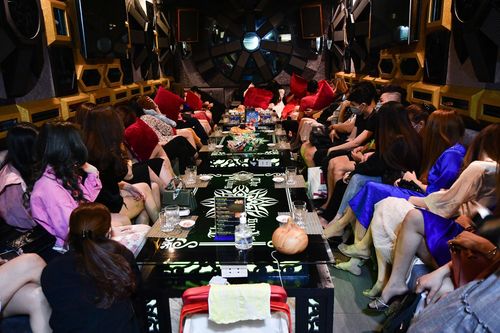 Quán karaoke trá hình ở TP.HCM tiếp nhiều khách nước ngoài