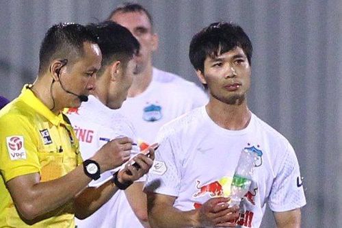 Công Phượng bị nhắc nhở vì hành vi phản cảm