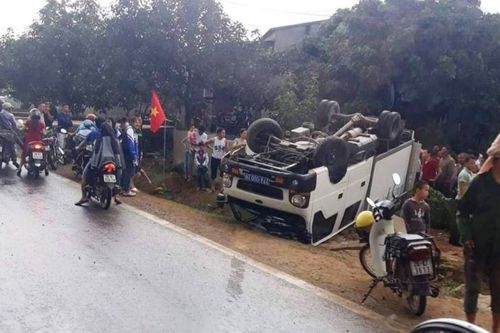 Ô tô biển xanh lật ngửa trên Quốc lộ 6, 2 người bị thương