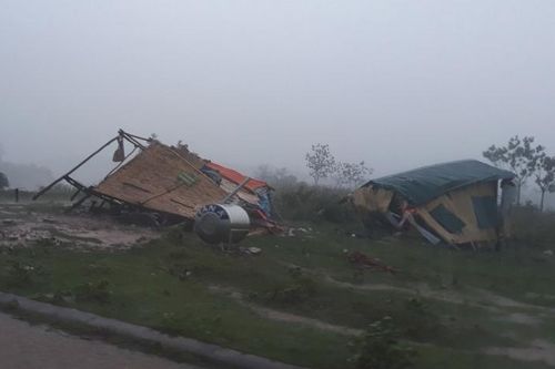 Dông lốc tại Quảng Trị làm tốc mái 106 nhà, sập hai chốt kiểm dịch