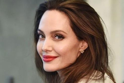 'Nghề siêu khó' của Angelina Jolie: Từ lính cửu hỏa đến sát thủ hay trộm mộ đều có đủ