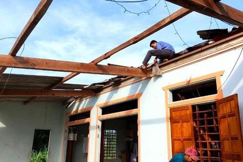Nhiều địa phương bị thiệt hại nặng do lốc xoáy và mưa lớn