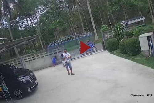 Cảnh bé gái 3 tuổi bị cánh cửa sắt đổ ập lên người