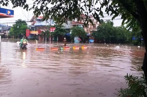 Thái Nguyên: Đường xá 'biến thành sông', xe ngập ngụa trong nước