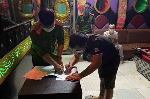 Quảng Ninh: Tụ tập hát karaoke, 8 người bị đưa đi cách ly