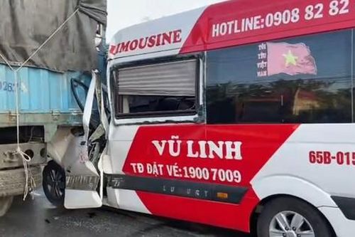Liên tiếp vụ xe khách tông đuôi xe tải lưu thông cùng chiều