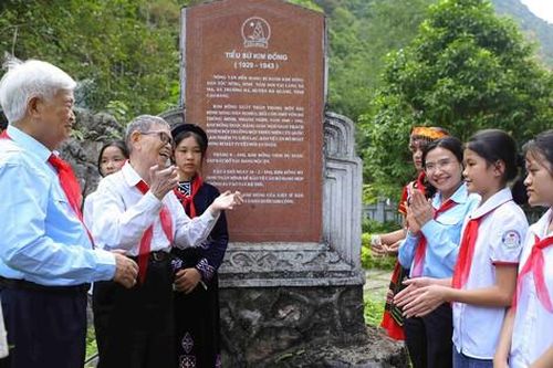 'Cha đẻ' phong trào Nghìn việc tốt đeo khăn quàng đỏ, tặng thơ thiếu nhi