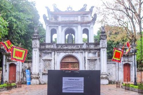Di tích, đền chùa ở Hà Nội lại 'cửa đóng then cài' vì COVID-19