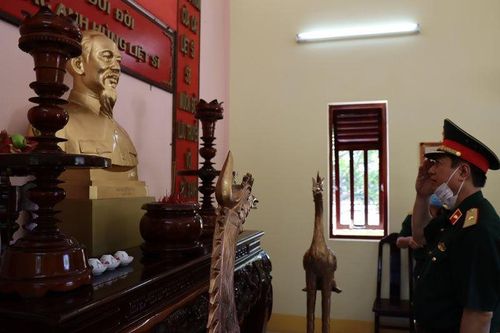 Phó Chánh án TANDTC Dương Văn Thăng dâng hương tại đền thờ Bác Hồ
