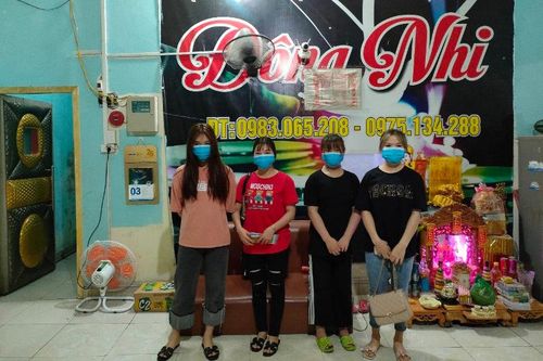 Tám người đi hát karaoke bị buộc cách ly tập trung, phạt 16 triệu