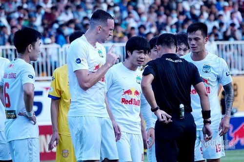 Công Phượng có hành vi phản cảm: Chỉ cần nghiêm khắc... nhắc nhở!
