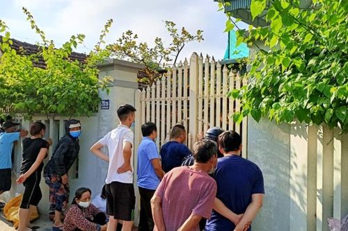 Con trai nghi 'ngáo đá' dùng dao sát hại mẹ đẻ