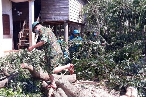 30 phút lốc xoáy làm tốc mái hàng chục nhà dân ở Quảng Trị