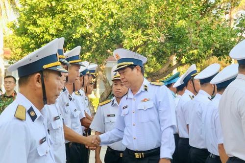 Đoàn công tác số 4 hoàn thành thăm huyện đảo Trường Sa, nhà giàn DK1/8