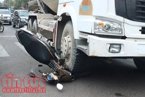 Ô tô mất lái gây tai nạn, 2 người thương vong