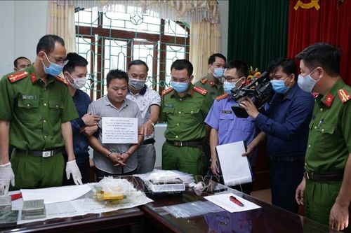 Bắt 2 đối tượng vận chuyển 30 bánh heroin