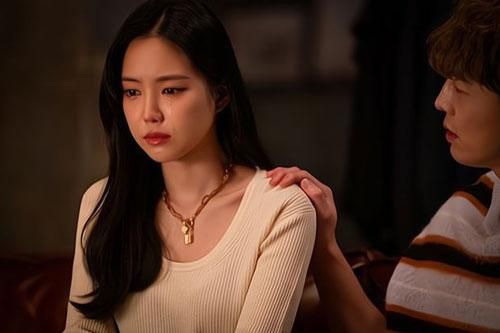 Vợ bị tai nạn, chồng lập tức đưa về quê 'nhờ' ông bà ngoại chăm hộ, 4 tháng sau đến đón vợ nhưng cô lại cho anh 1 bất ngờ đầy cay đắng