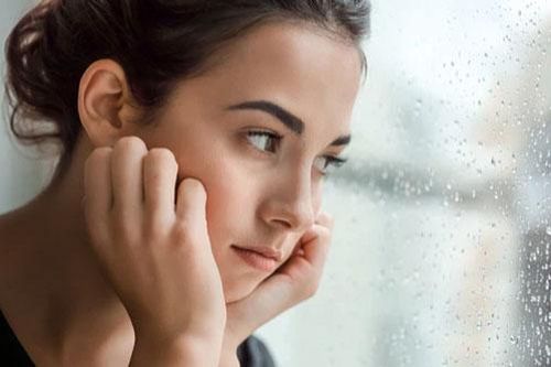 Vừa nghe tin thông gia nhập viện, mẹ chồng vội vã nhét vào tay tôi một túi vải đầy vàng và thì thầm 'không cần trả lại'