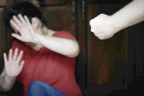 Gã chồng gia trưởng ép vợ ngủ chuồng lợn, ăn rác nhận án 18 tháng tù thổi bùng phẫn nộ