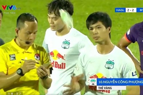 VPF nhắc nhở HAGL và Công Phượng sau hành vi ném chai nước phản ứng trọng tài