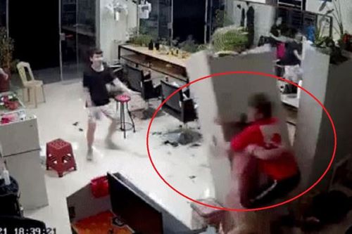 Cặp đôi lén lút ôm nhau sau tủ mỹ phẩm và gặp sự cố nhớ đời khiến cả hai chỉ muốn 'độn thổ'