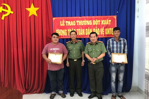 Giám đốc Công an tỉnh An Giang khen thưởng 2 quần chúng truy bắt trộm trên tuyến Tỉnh lộ 943