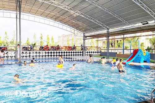 Phụ huynh chủ động cho con học bơi