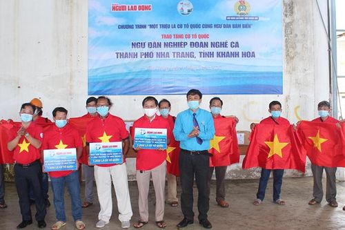 Trao 4.000 lá cờ tổ quốc cho ngư dân