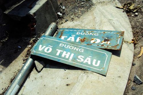 Cần chỉnh trang biển tên đường