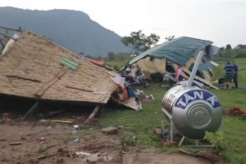 Lãnh đạo huyện Hướng Hóa thăm và hỗ trợ các hộ dân có nhà bị ảnh hưởng lốc xoáy