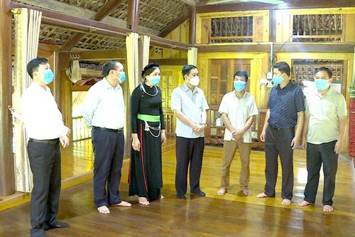 Đồng chí Nguyễn Thế Giang kiểm tra hoạt động các homestay tại xã Phúc Yên