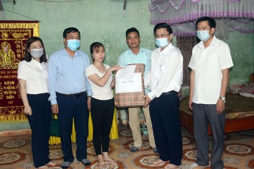 Thăm, tặng quà thân nhân, nạn nhân bị tai nạn lao động