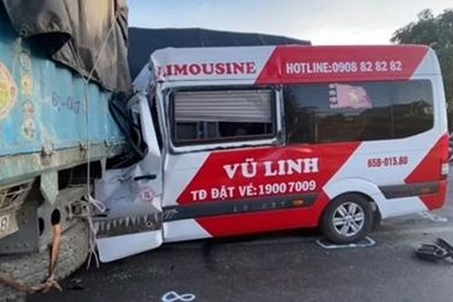 Xe khách tông đuôi xe tải trên QL1A, tài xế kẹt cứng trong cabin