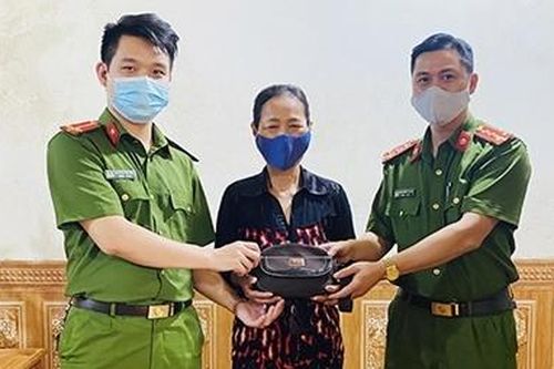 Công an phường Lào Cai trao trả tài sản cho người đánh rơi