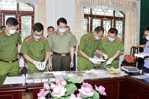 Triệt phá đường dây vận chuyển 30 bánh heroin