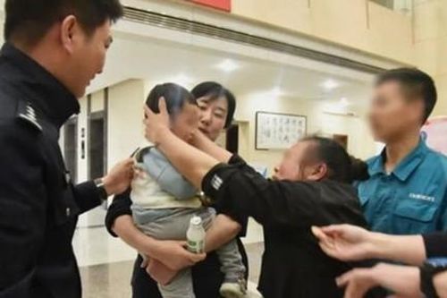 Bán con ruột cho người khác, lấy tiền đưa vợ mới cưới... đi du lịch