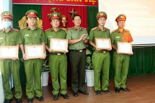 Khen thưởng tập thể, cá nhân phá nhanh vụ giết người tại quán nhậu