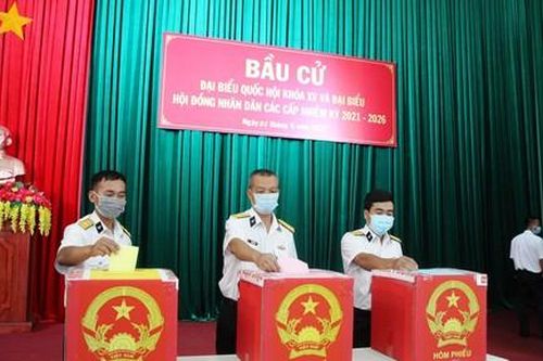 Đội tàu thực hiện nhiệm vụ cho CBCS và ngư dân trên biển bầu cử ra khơi