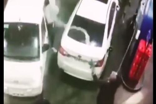 Clip người đàn ông dùng vòi bơm xăng tấn công nhóm cướp hung hãn