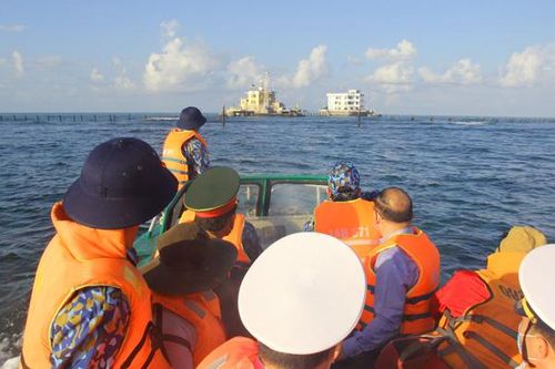 Trao tiền, hàng hóa trị giá gần 4 tỷ đồng tặng quân và dân huyện đảo Trường Sa, Nhà giàn DK1