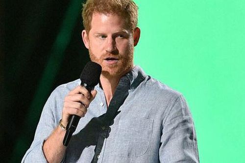 Harry bị fan Meghan mắng vì không đưa vợ cùng lên sân khấu
