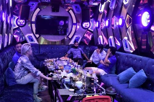 Nóng: Kiểm tra phòng dịch COVID-19 giữa đêm, nhân viên nhà hàng tán loạn vì vi phạm quy định