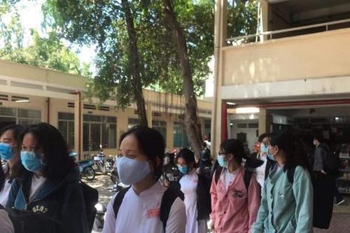 TP.HCM: Chỉ còn 3 ngày để hoàn thành kiểm tra học kỳ II, teen và thầy cô xoay xở ra sao?