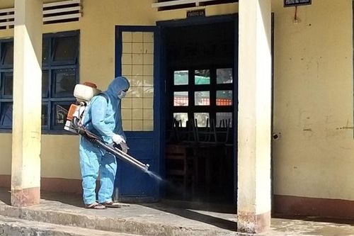 Nữ sinh tiếp xúc người Trung Quốc mắc Covid-19, cả trường cách ly