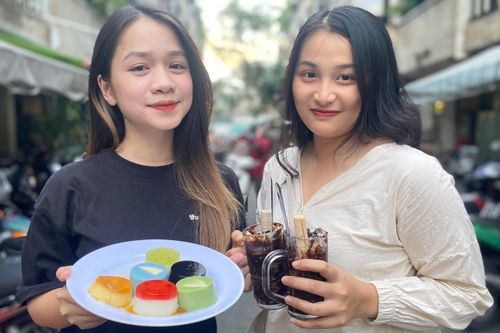 Quán bánh flan, khoai dẻo đủ màu hút khách ở TP.HCM